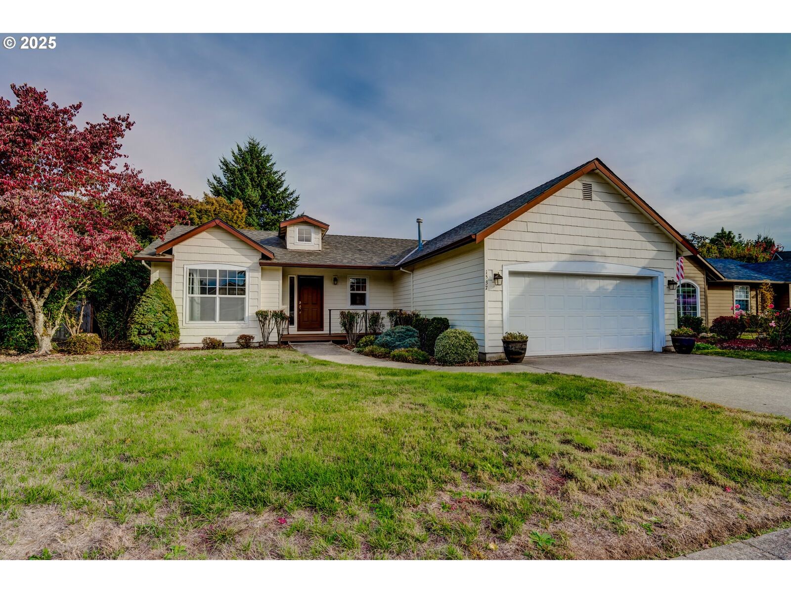 Property Photo: 1537 Hummingbird Ln OR 97383