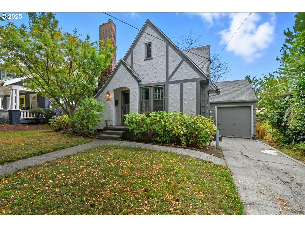 Property Photo:  3742 SE Woodward St  OR 97202 