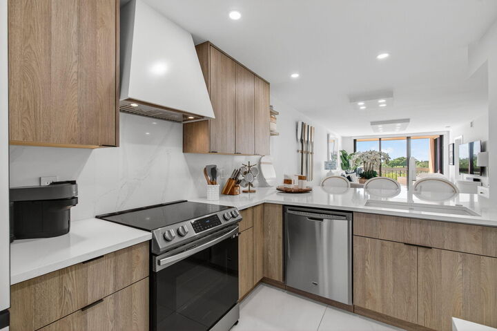 Property Photo: 600 Egret Circle 7501 FL 33444
