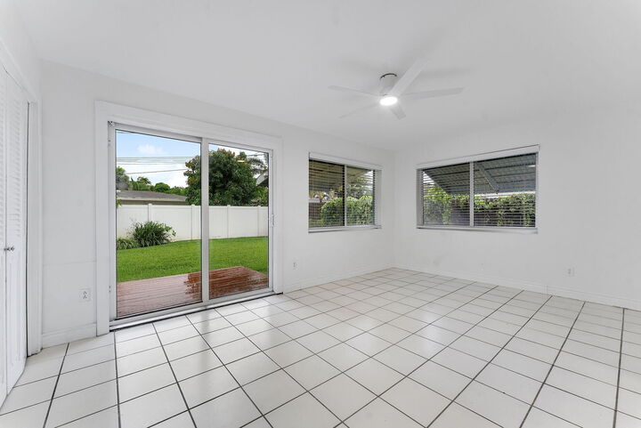 Property Photo: 430 NE 49th Street FL 33334