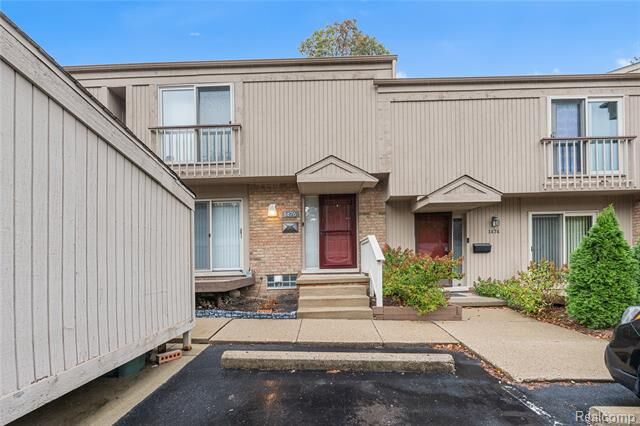 Property Photo:  1476 E Oakbrook E  MI 48307