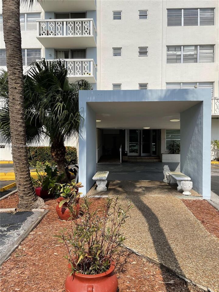 13155 Ixora Ct 603  North Miami FL 33181 photo