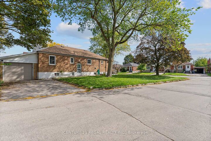 Photo de la propriété: 106 Flora Drive ON M1P 1A8