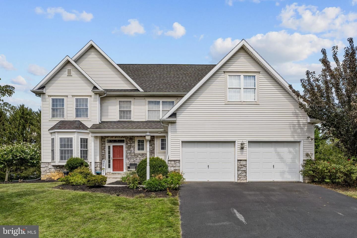 Property Photo: 327 Squire Lane PA 17543