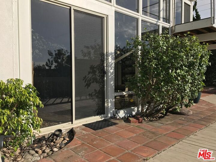 Property Photo: 241 Rees St CA 90293