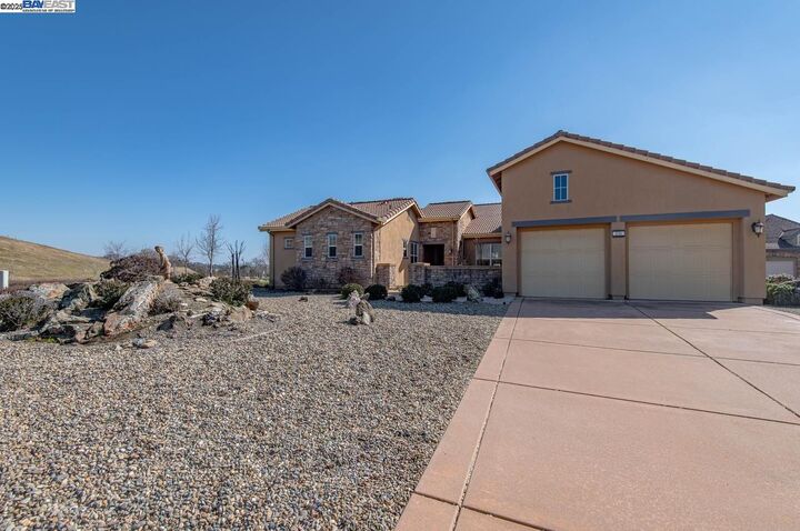 Property Photo: 106 Glen View Ct CA 95228