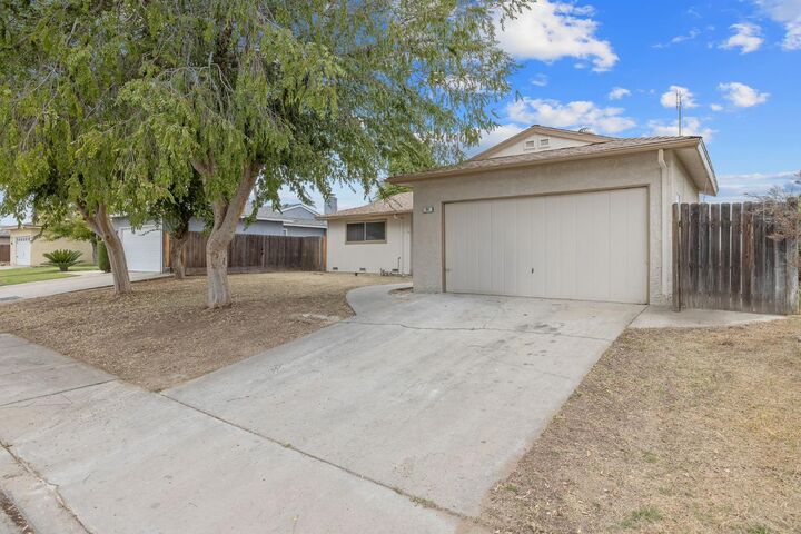 Property Photo:  91 W Richert Avenue  CA 93612 