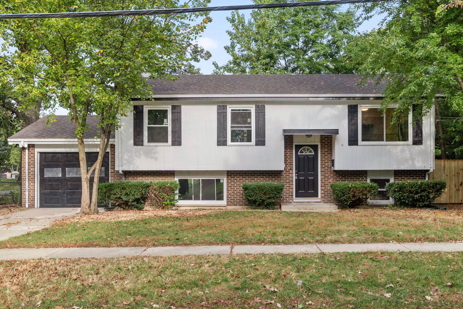 Property Photo: 212 N Oakwood Avenue IL 60185