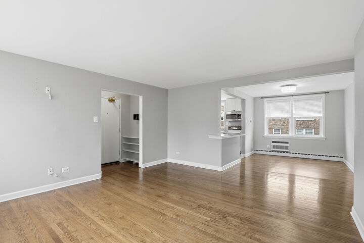 Property Photo: 2412 W Farragut Avenue 2B-2422 IL 60625