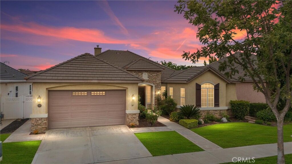 Property Photo:  307 Coachman Way  CA 93312 