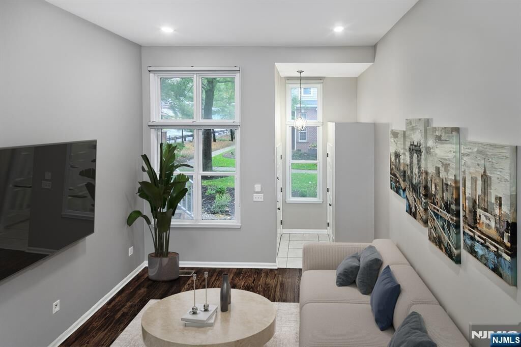 Property Photo:  276 Roslyn Court  NJ 07093 