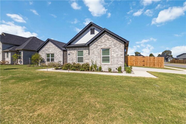 Property Photo: 1410 Sessile Oak Way AR 72713