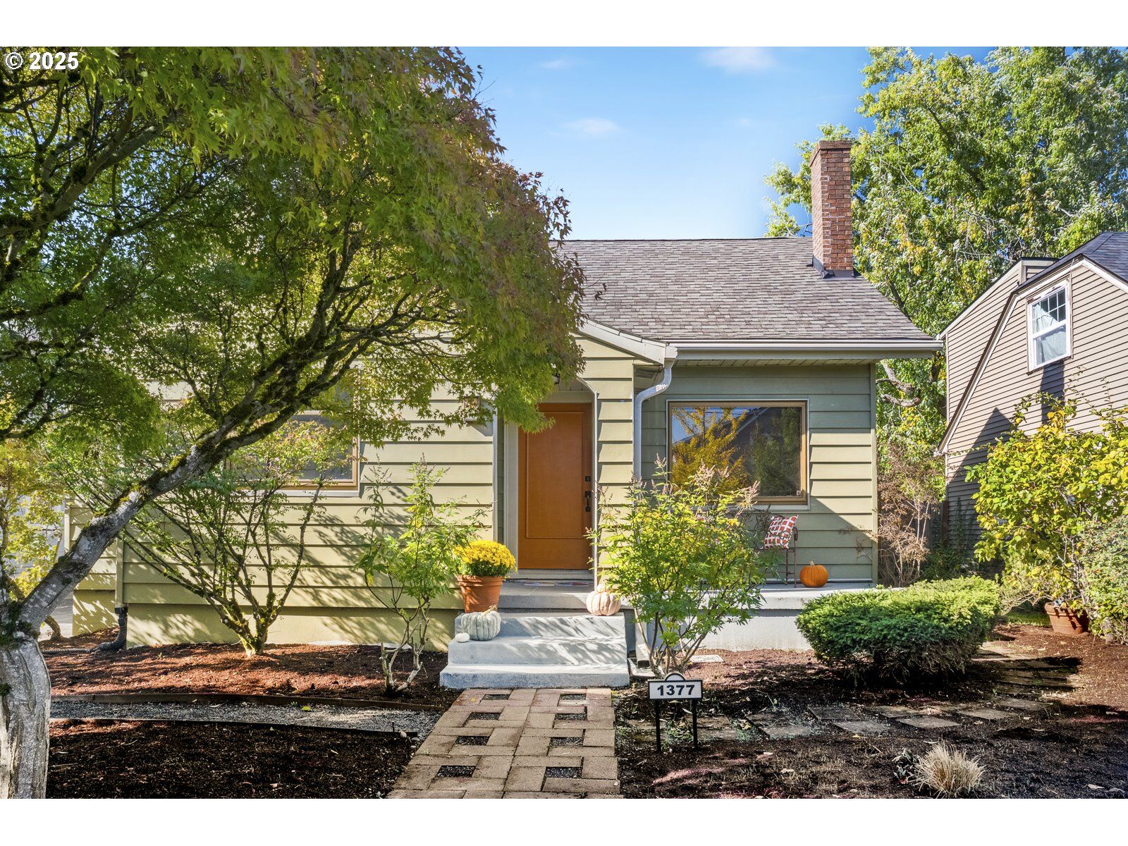Property Photo:  1377 NE 49th Ave  OR 97213