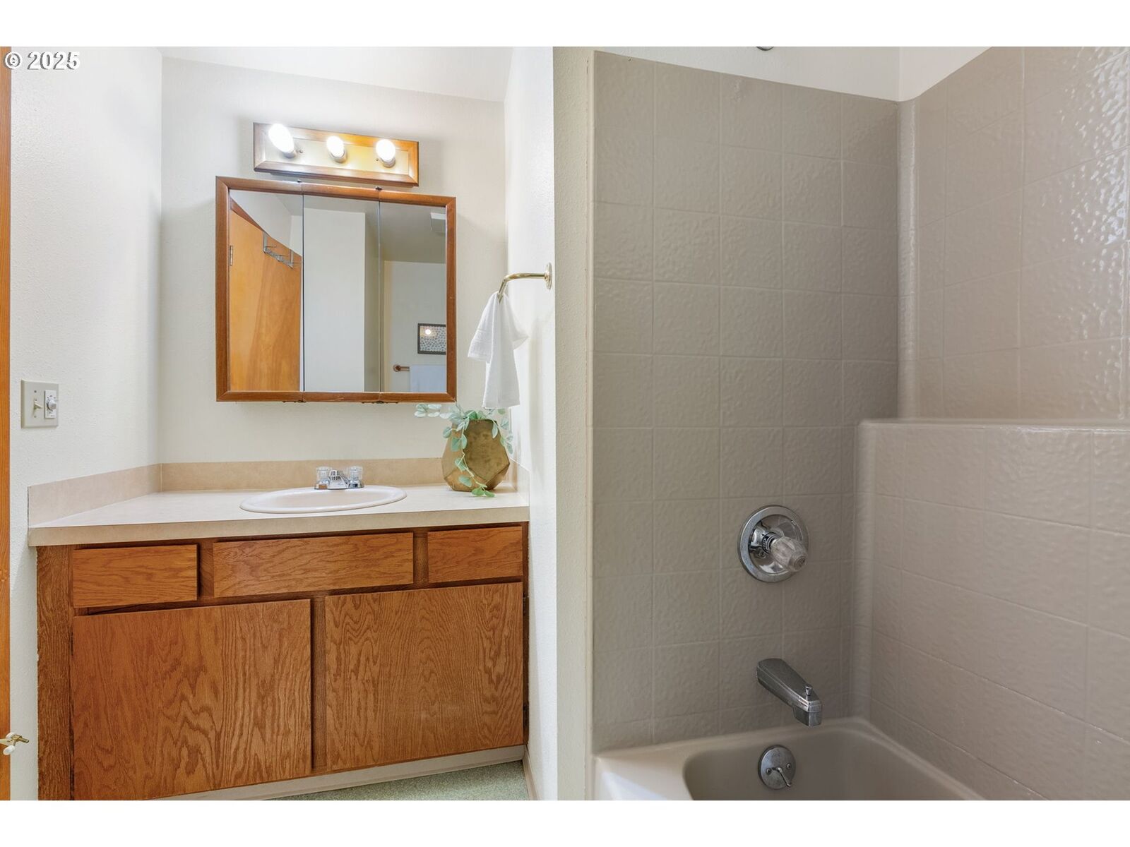 Property Photo: 156 NE Columbia St WA 98672