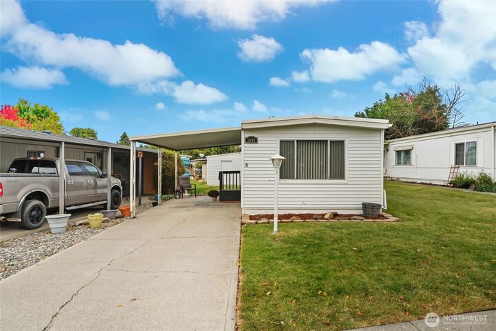 Property Photo:  1031 SE Scenic View Drive  WA 99324 