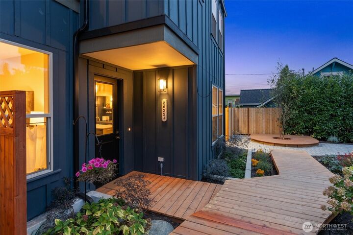 Property Photo:  5033  25th Avenue SW A  WA 98106 