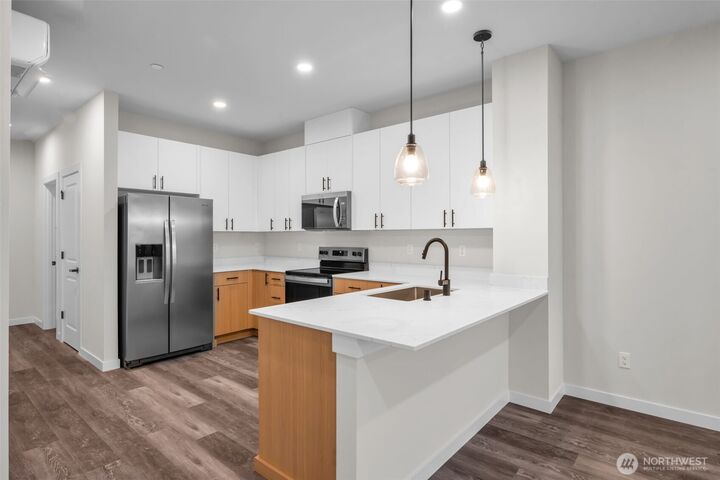 Property Photo:  15613  Admiralty Way B2  WA 98087 