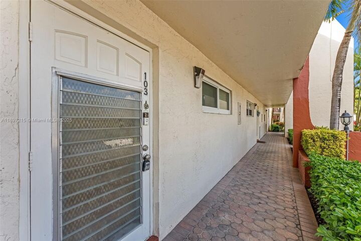 Property Photo:  9811 N Hollybrook Lake Dr 103  FL 33025