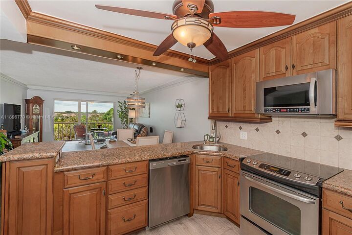 Property Photo: 4800 Hillcrest Ln 501 FL 33021