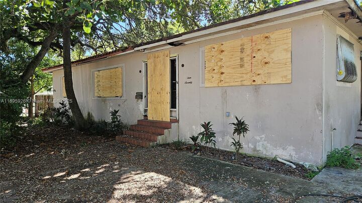 Property Photo: 1570 NE 141st St FL 33161