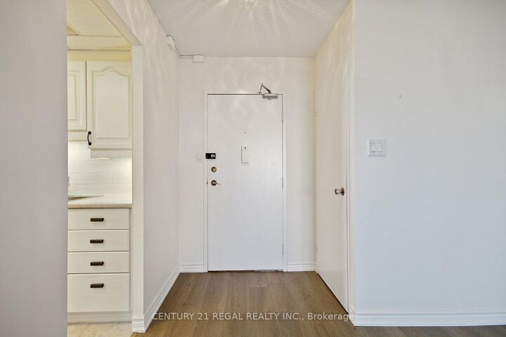 Photo de la propriété: 812 Burnhamthorpe Road E 1207 ON M9C 4W1
