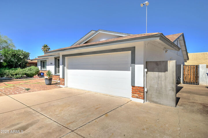 Property Photo:  1938 E Greenway Drive  AZ 85282 