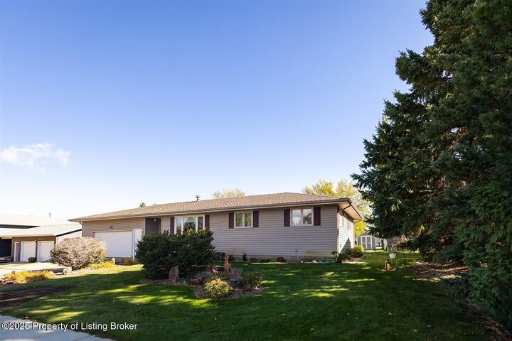 Property Photo:  643 9th Avenue SW  ND 58601 