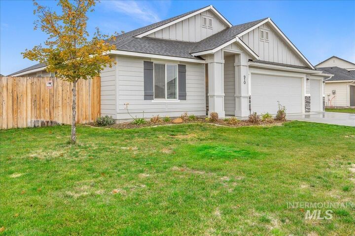 Property Photo:  910 SW Lago St.  ID 83647