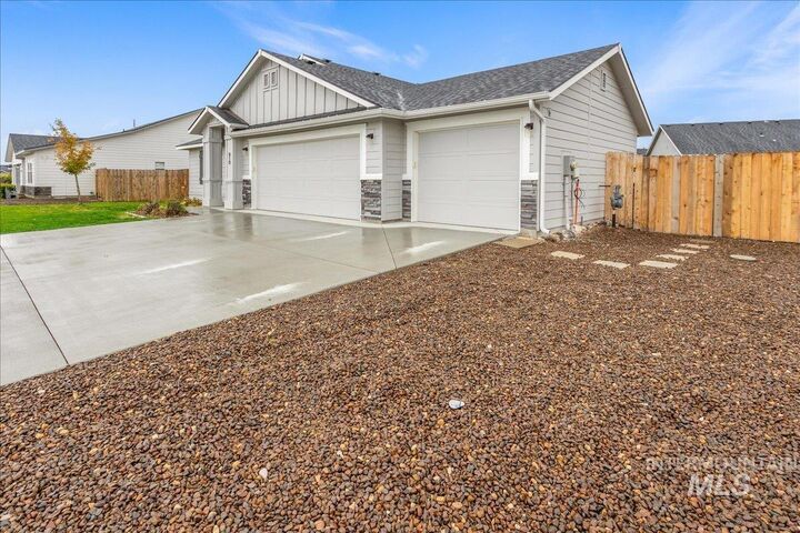 Property Photo: 910 SW Lago St. ID 83647