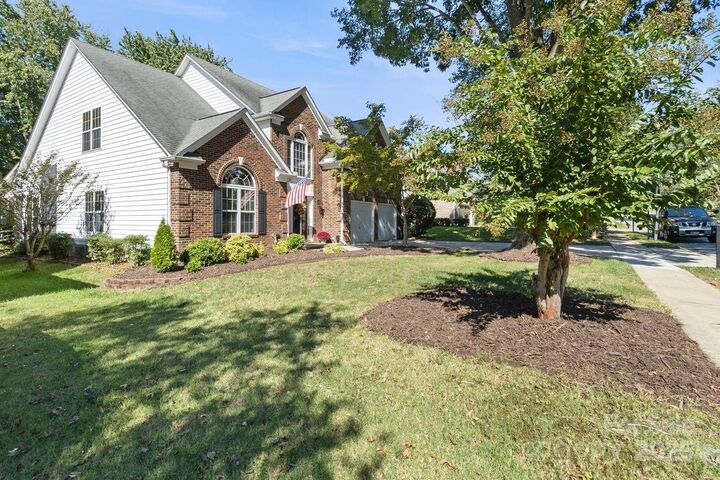 Property Photo: 16203 Hollingbourne Road NC 28078