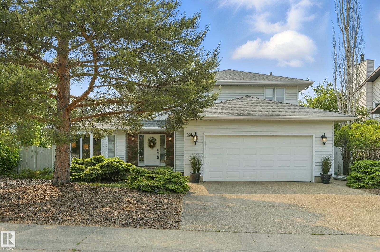 Photo de la propriété: 24 Blue Quill Crescent NW AB T6J 6C2