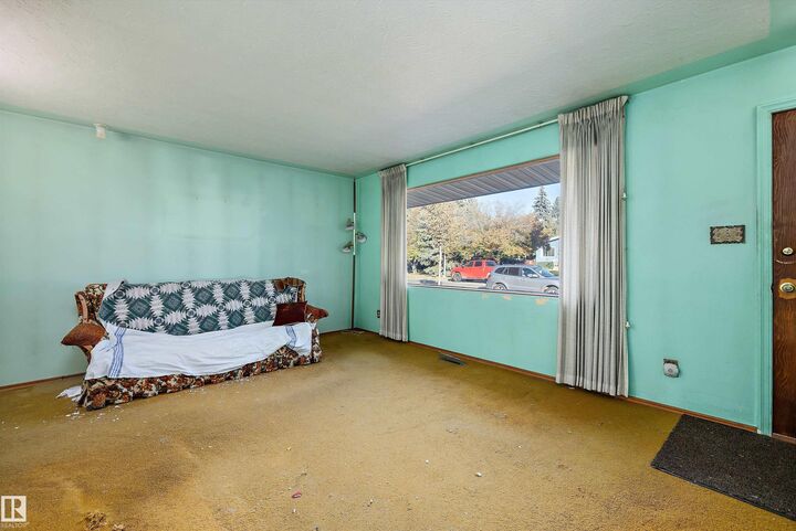 Property Photo:  13711 133 Avenue NW  AB T5L 3T3 