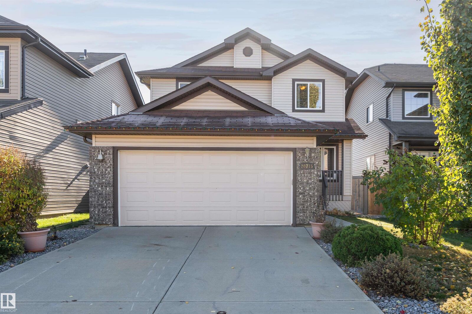 Property Photo:  20715 94 Avenue NW  AB T5T 4B8 