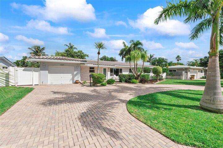 Property Photo: 1009 SE 10th Ct FL 33441
