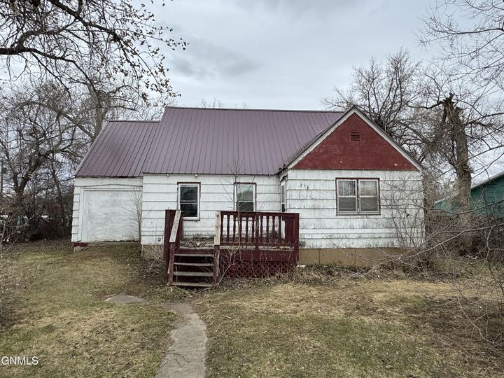 Property Photo: 116 Market Street E ND 58530