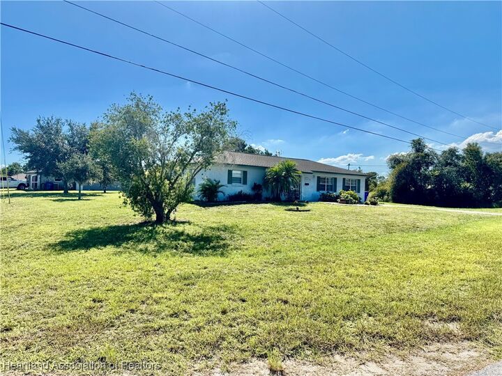 Property Photo: 1421 Goldbud Street FL 33852