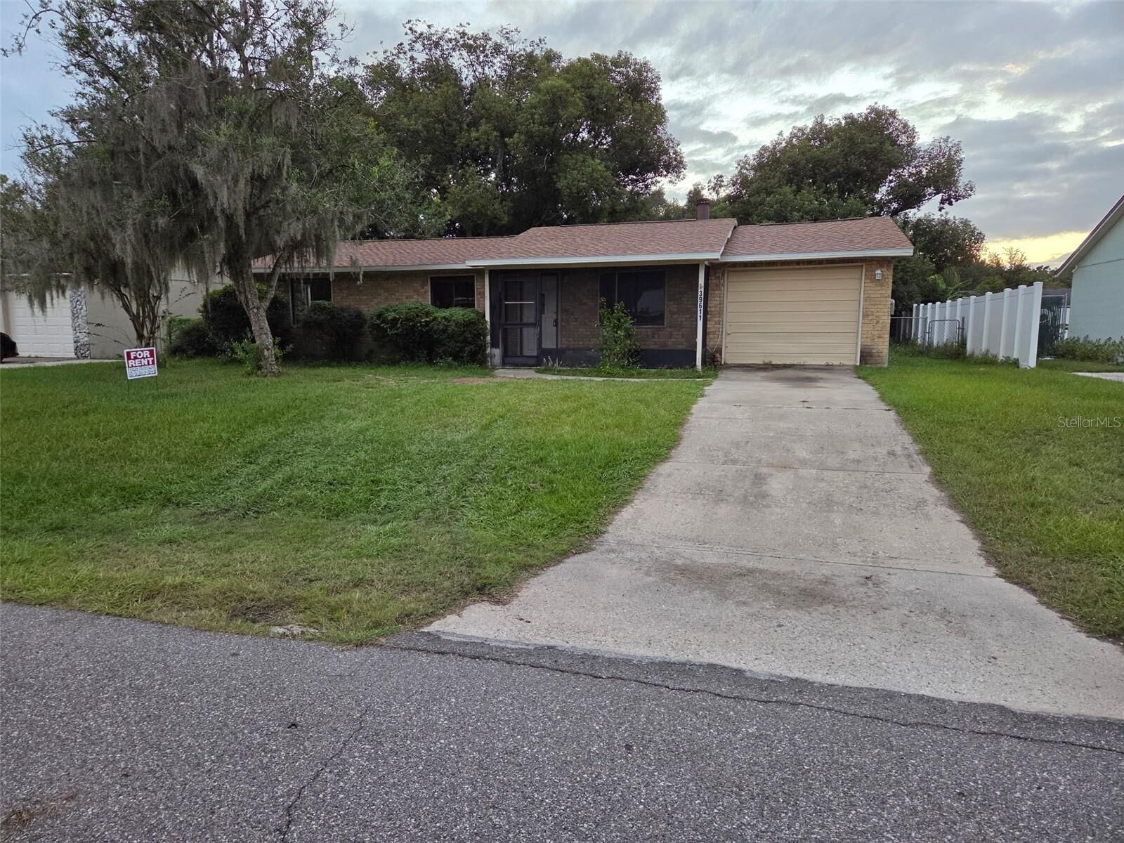 Property Photo: 39611 Meadowood Loop FL 33542