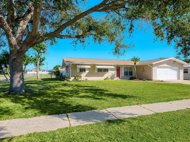 Property Photo: 2914 22nd Avenue W FL 34205
