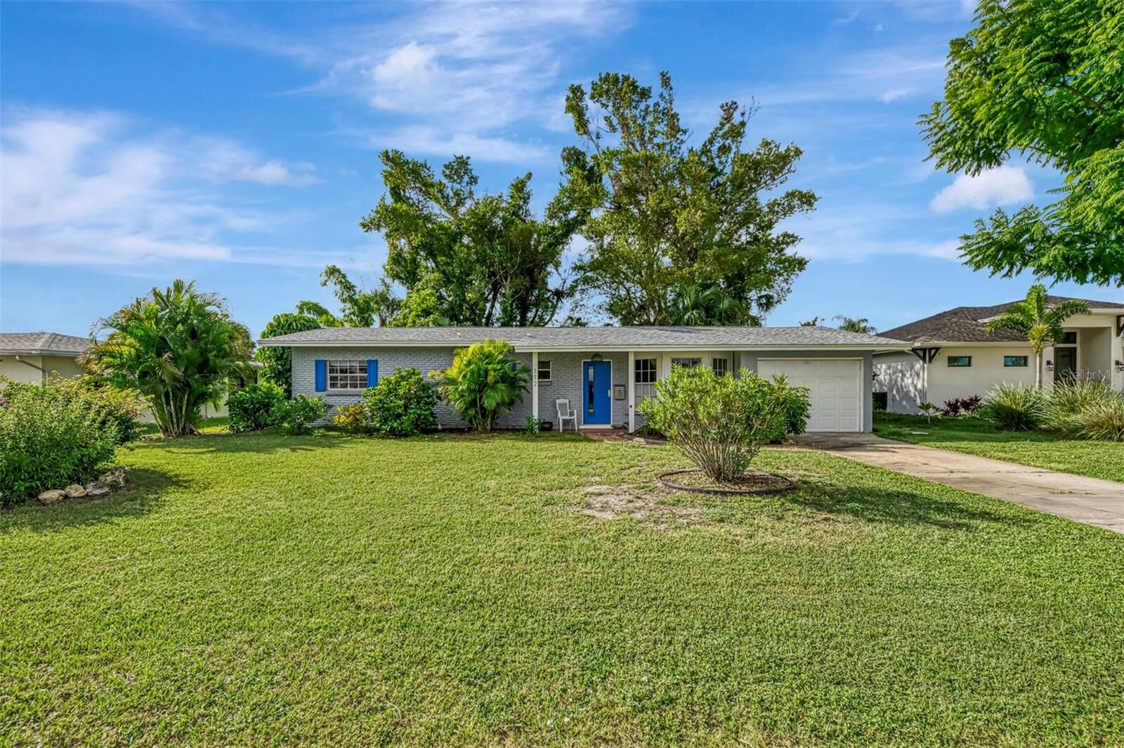 Property Photo: 112 Field Avenue East FL 34285
