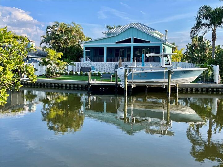 Property Photo:  262 Island Circle  FL 34242 