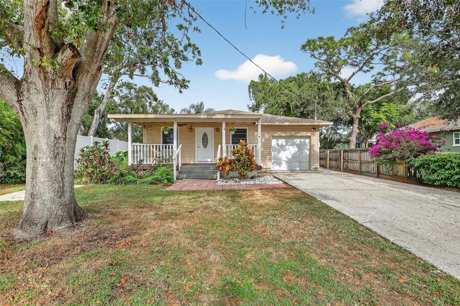 Property Photo: 6220 W Thorpe Street FL 33611