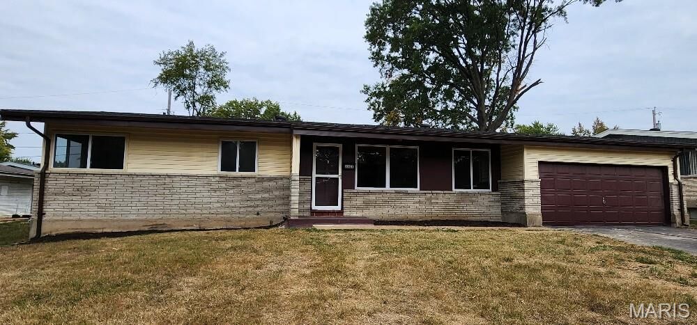 Property Photo: 2241 Luxmore Drive MO 63136