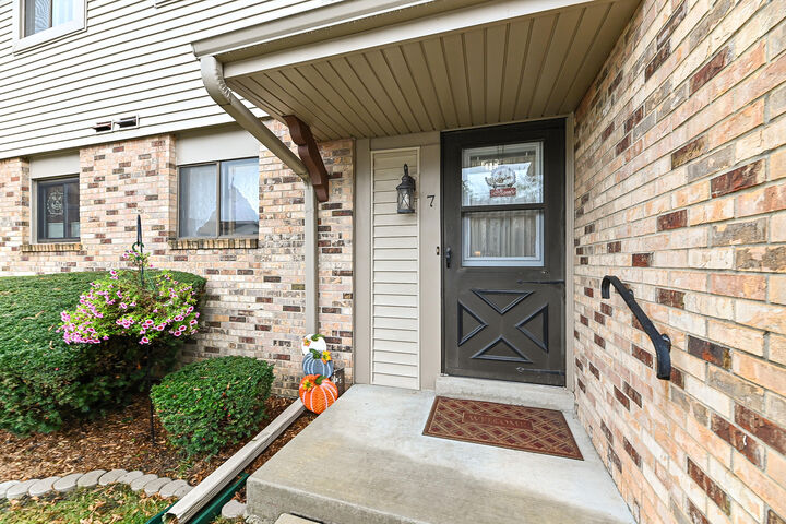 Property Photo: 5820 Cambridge Ln 7 WI 53406