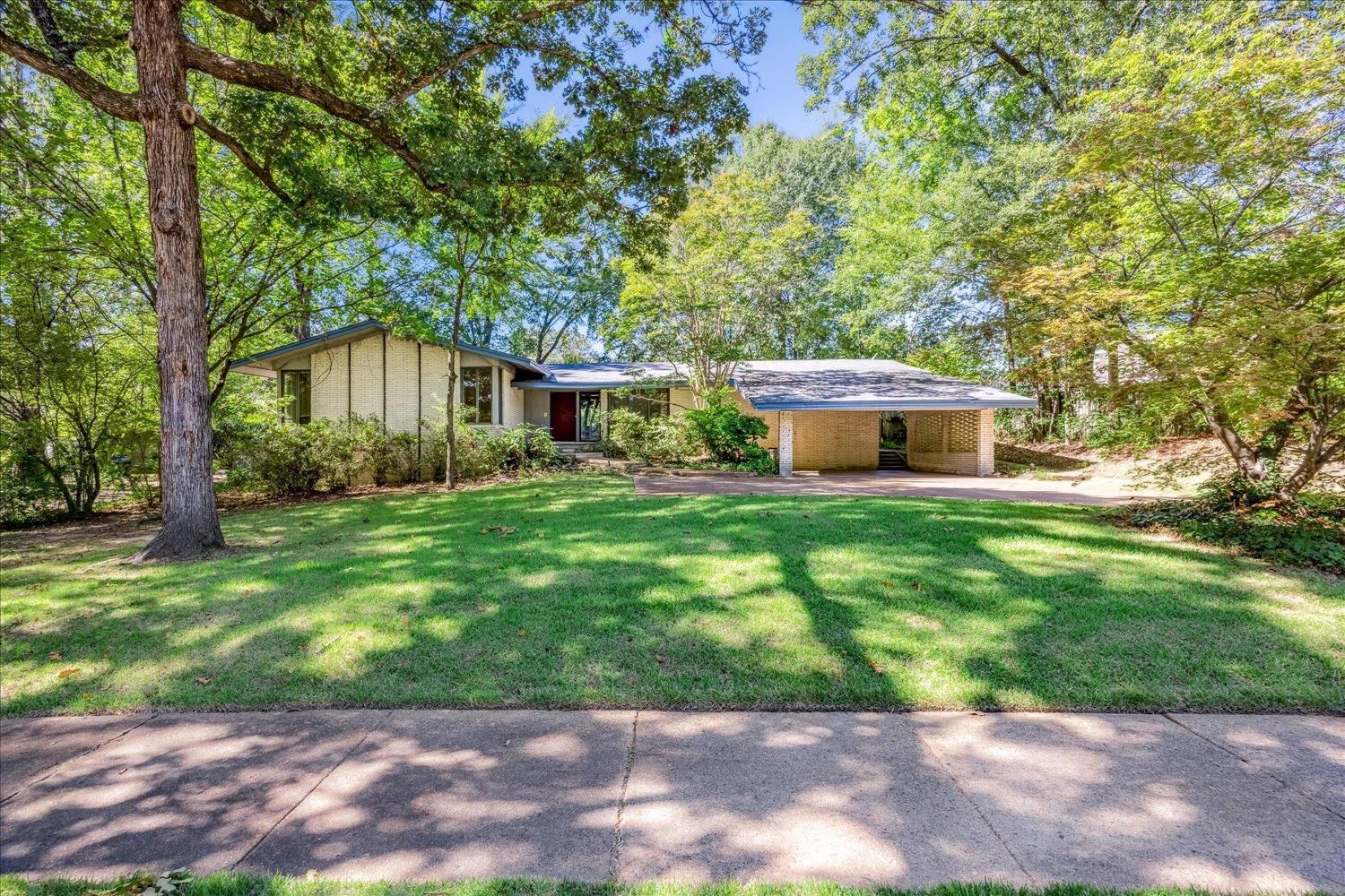 Property Photo: 321 Shady Woods Cv TN 38120