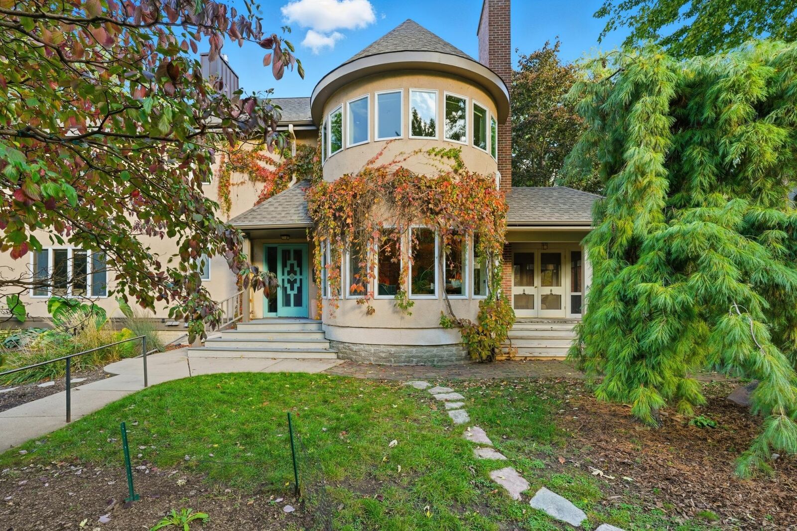 Property Photo: 142 Cambridge Street MN 55105