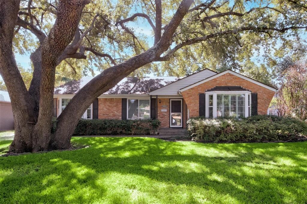 Property Photo: 6228 Crestmont Drive TX 75214
