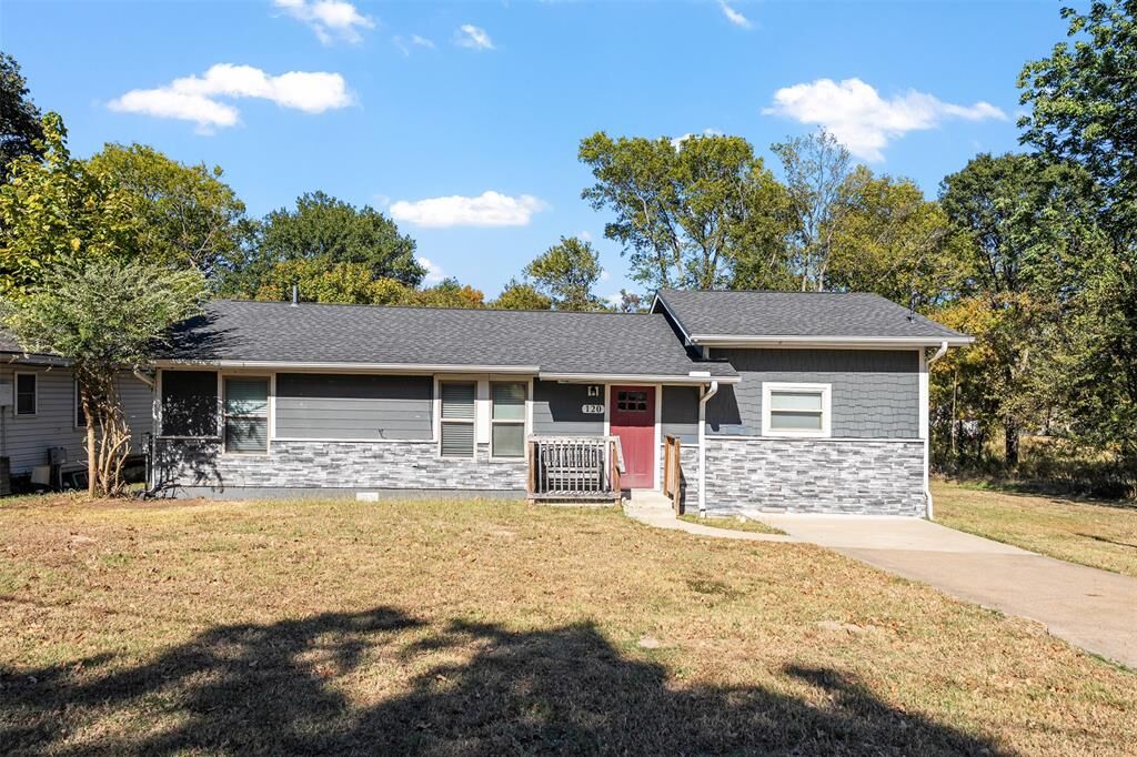 Property Photo:  120 Memorial Drive  TX 75156 