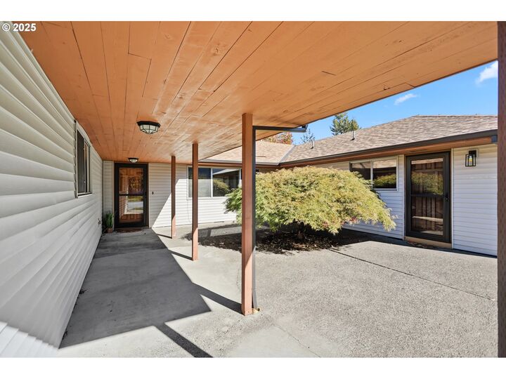 Property Photo: 106 Pahatu St WA 98639