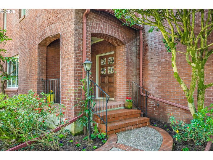 Property Photo: 3028 SE Crystal Springs Blvd OR 97202
