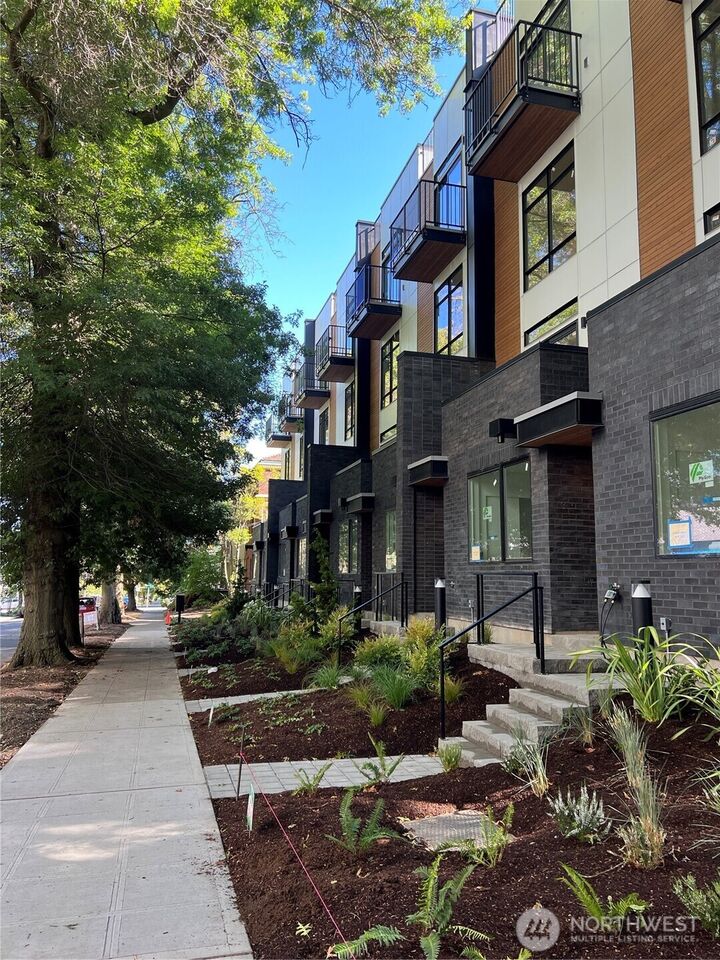 Property Photo: 2102 1st Avenue N WA 98109